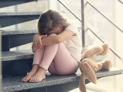 bambina triste che piange