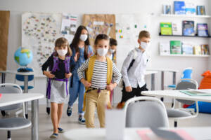 bambini a scuola con mascherina