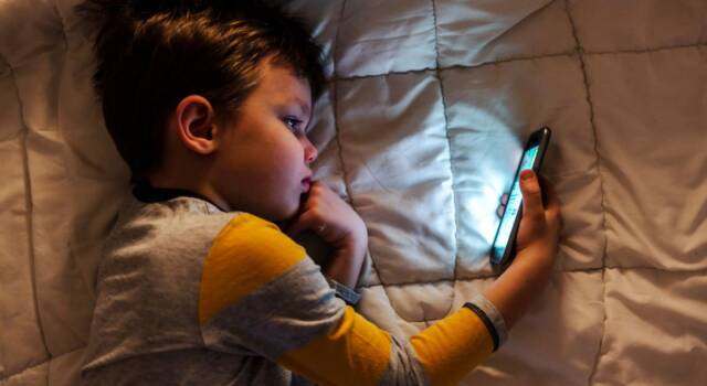 Gli smartphone fanno male ai bambini? Il nuovo studio toglie ogni dubbio