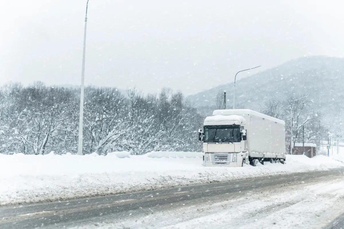 camion viaggia con la neve in inverno