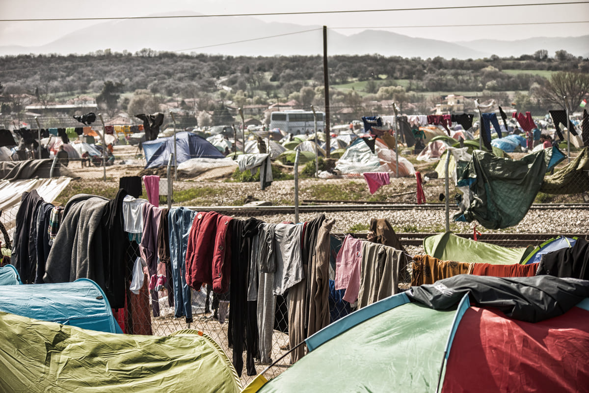 campo profughi con migranti e immigrati nelle tende