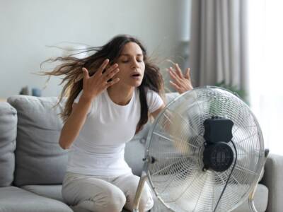 Donna usa ventilatore per il caldo