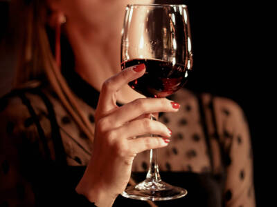 donna beve calice di vino