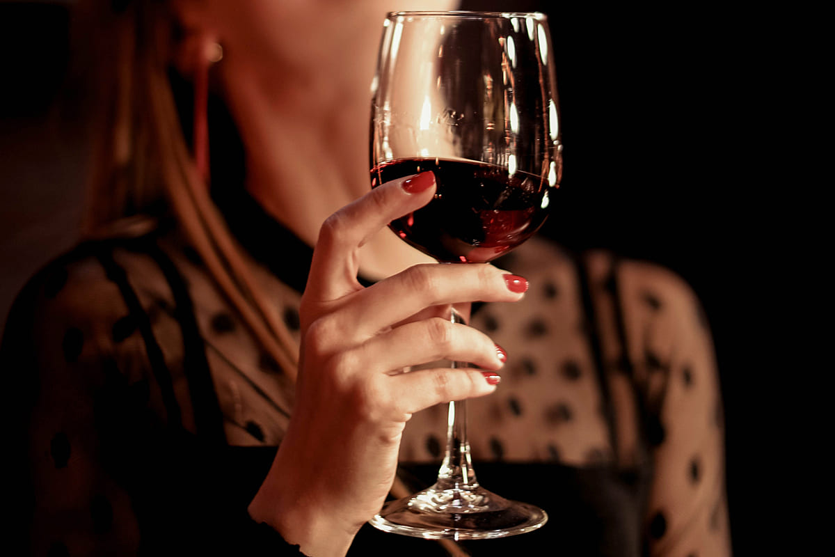 donna beve calice di vino
