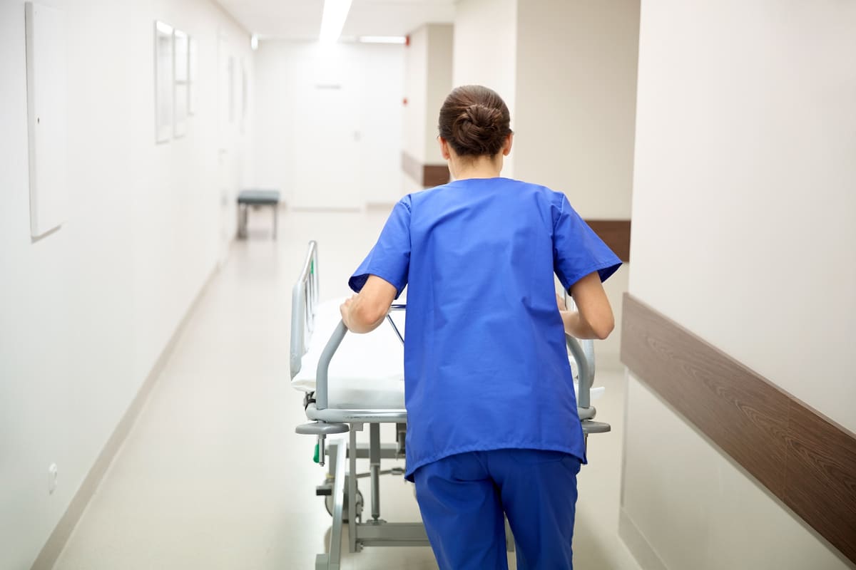 infermiera spinge barella in ospedale