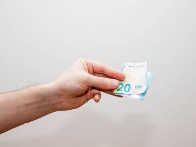 mano con banconota da 20 euro
