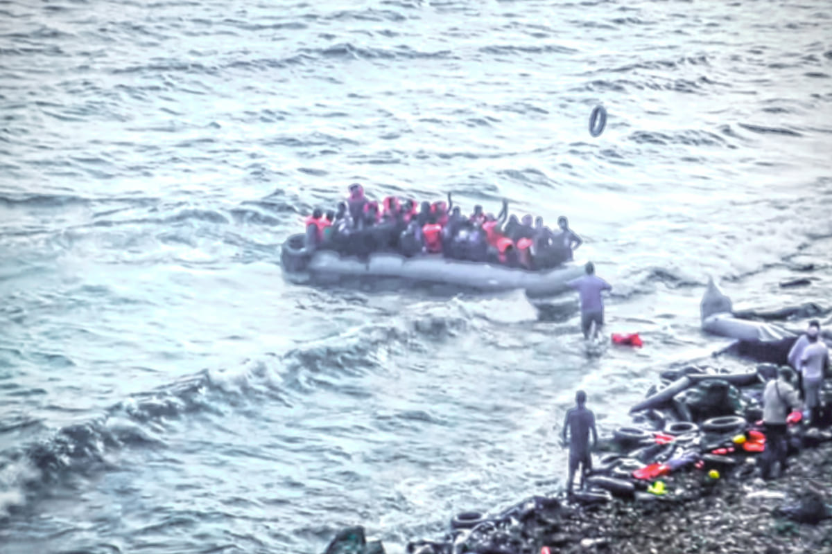 migranti nel gommone in mare