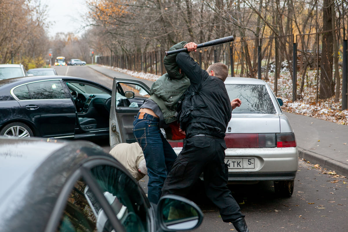 Terrore in strada: maxi rissa con spade, pistole e bastoni. Bilancio tremendo