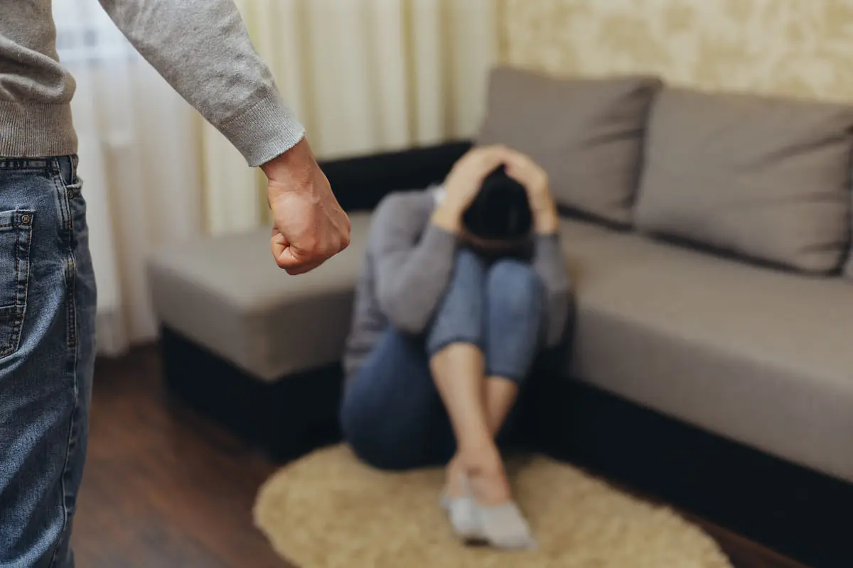 uomo compie violenza su una donna