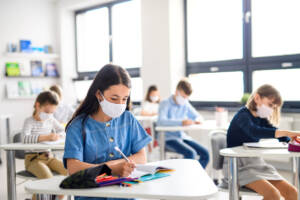 Bambini a scuola con mascherine