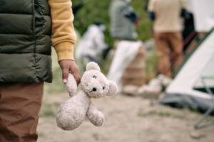 bambino rifugiato con peluche