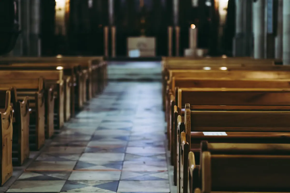 banchi navata chiesa