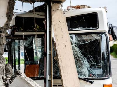 incidente con bus distrutto