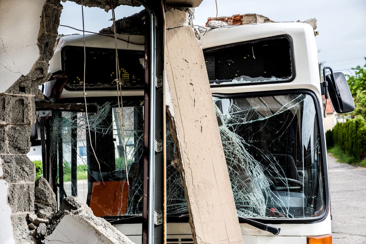 incidente con bus distrutto