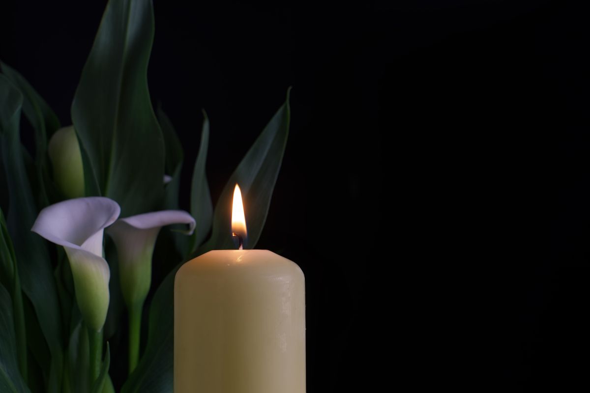 candela bianca, gigli, lutto