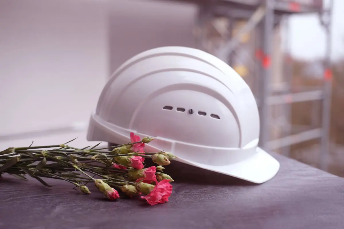 caschetto bianco, fiori, lutto, incidente sul lavoro