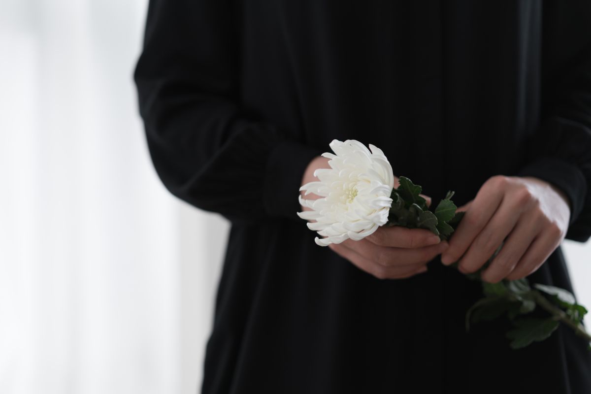 donna, vestito nero, rosa bianca, lutto