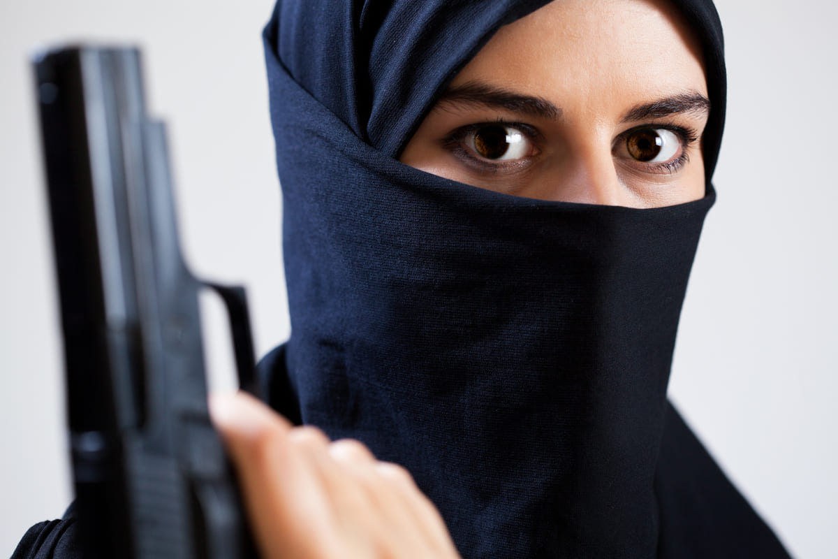 donna terrorista con pistola