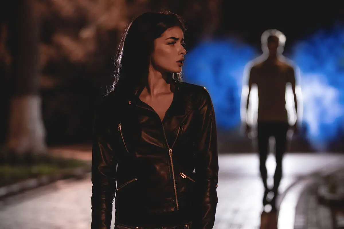 ragazza, donna spaventata