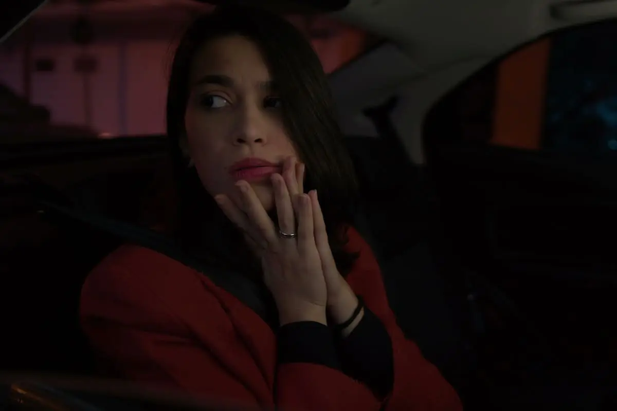 donna impaurita in auto