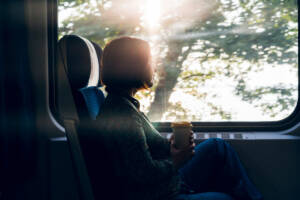 ragazza viaggia in treno