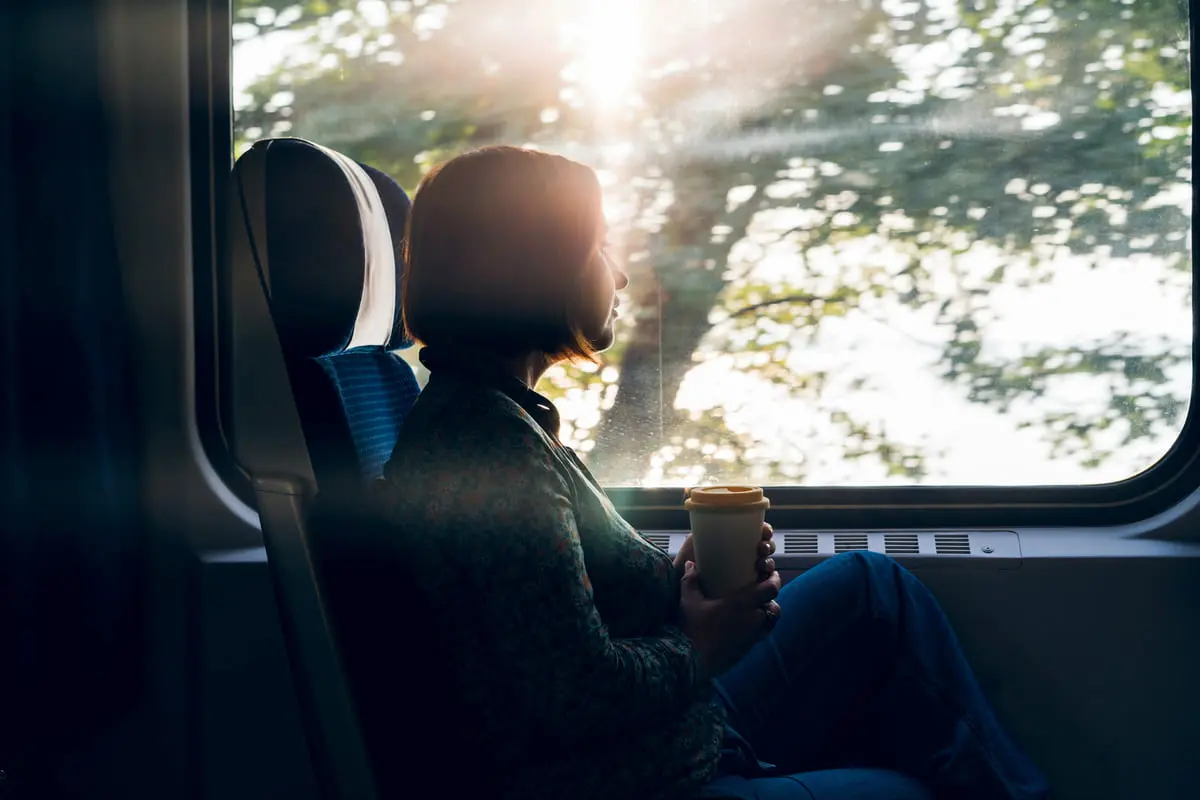 donna, ragazza viaggia in treno