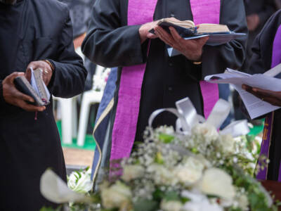 funerale cattolico lutto prete