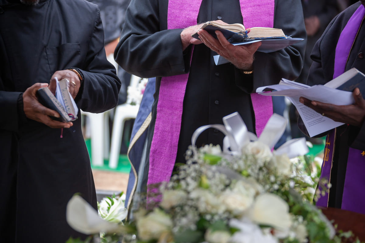 funerale cattolico lutto prete