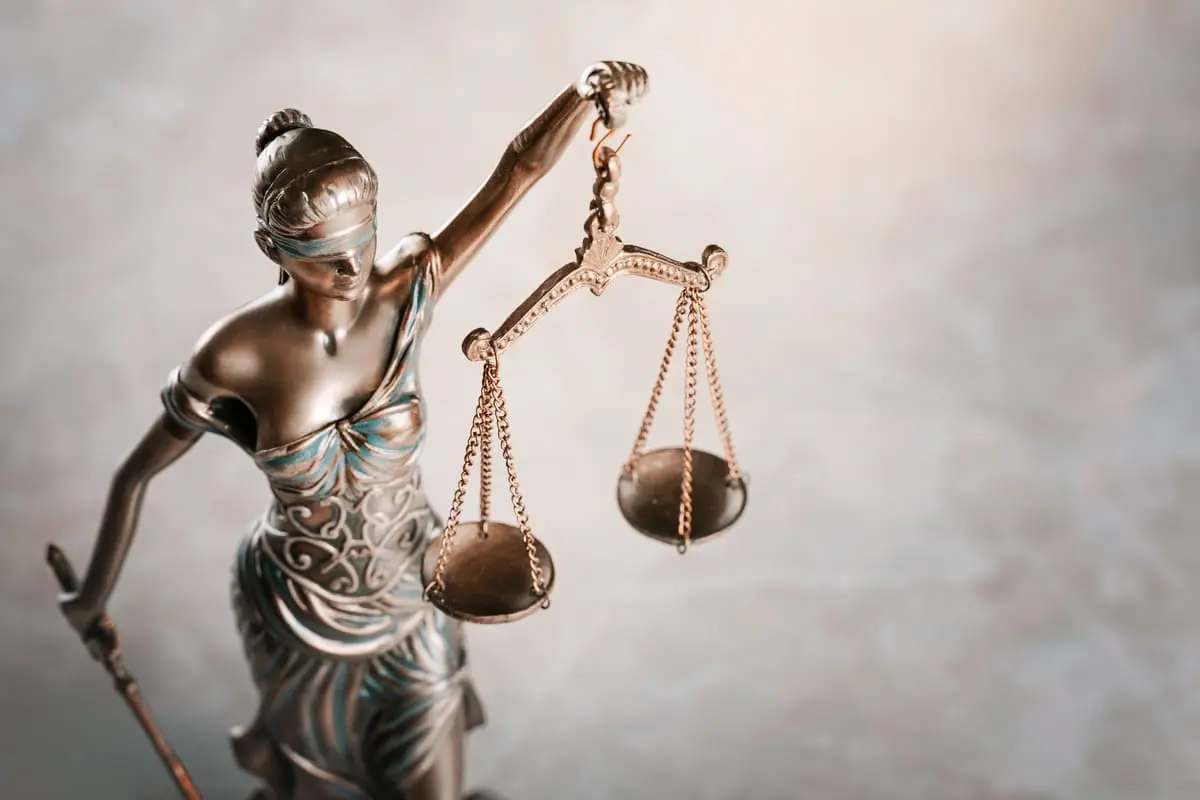 giustizia bendata bilancia tribunale