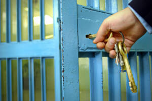guardia carcere chiavi cella