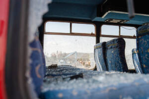 incidente bus con finestrini rotti