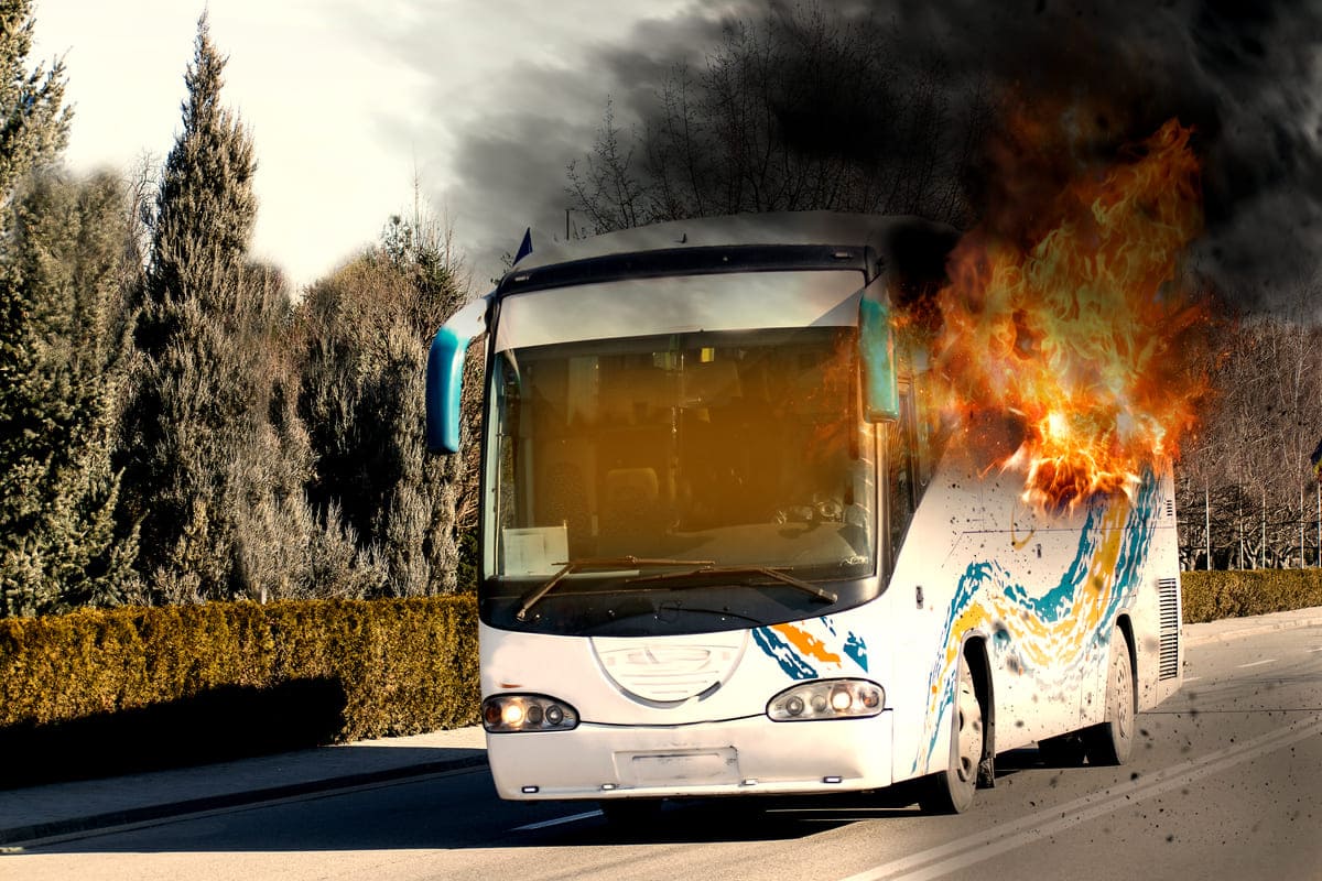 Terrore in strada, bus in fiamme con 50 studenti a bordo