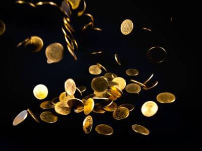 monete con gettoni d'oro che cadono