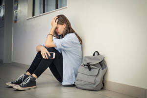 studentessa triste a scuola