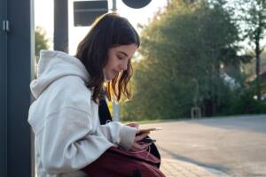 ragazza alla fermata del bus