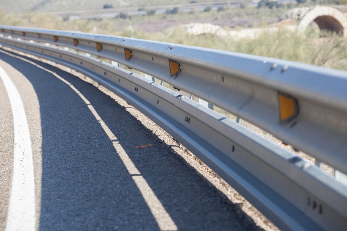 Sicurezza stradale: quali sono le norme sui guardrail?