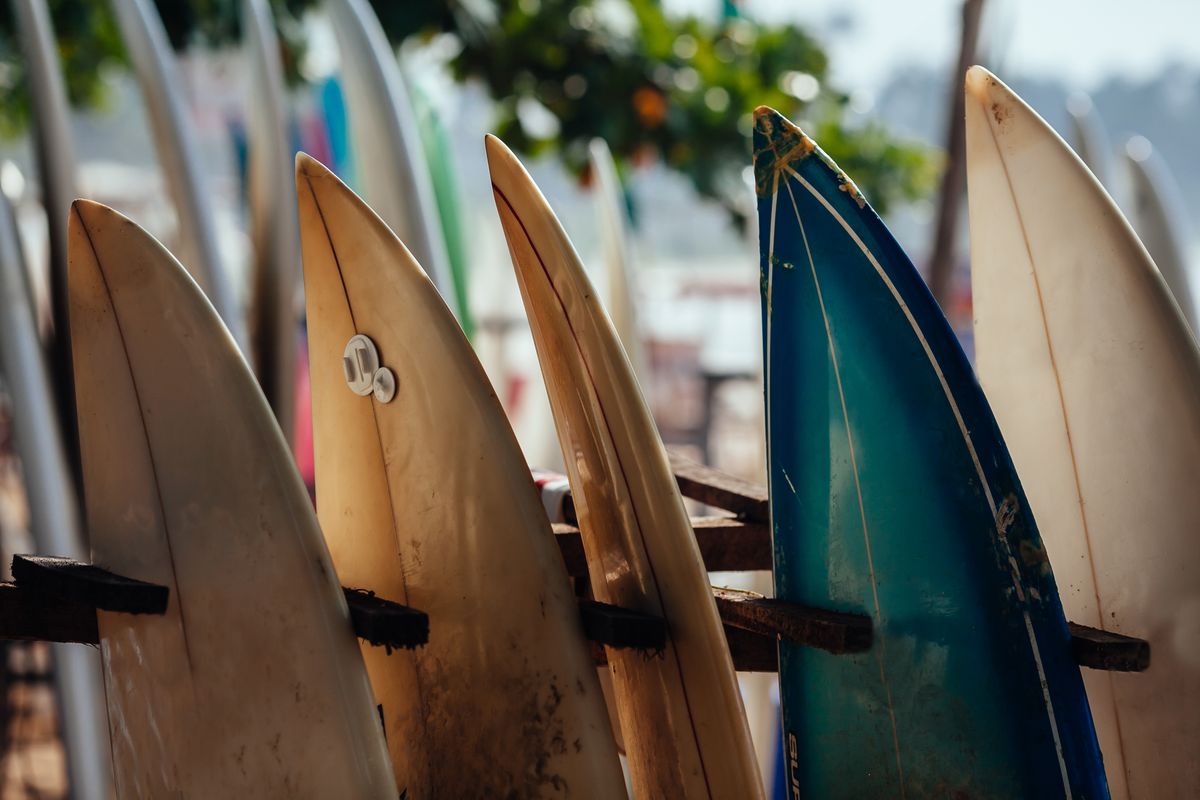 La tragedia durante una vacanza: muore mentre fa surf