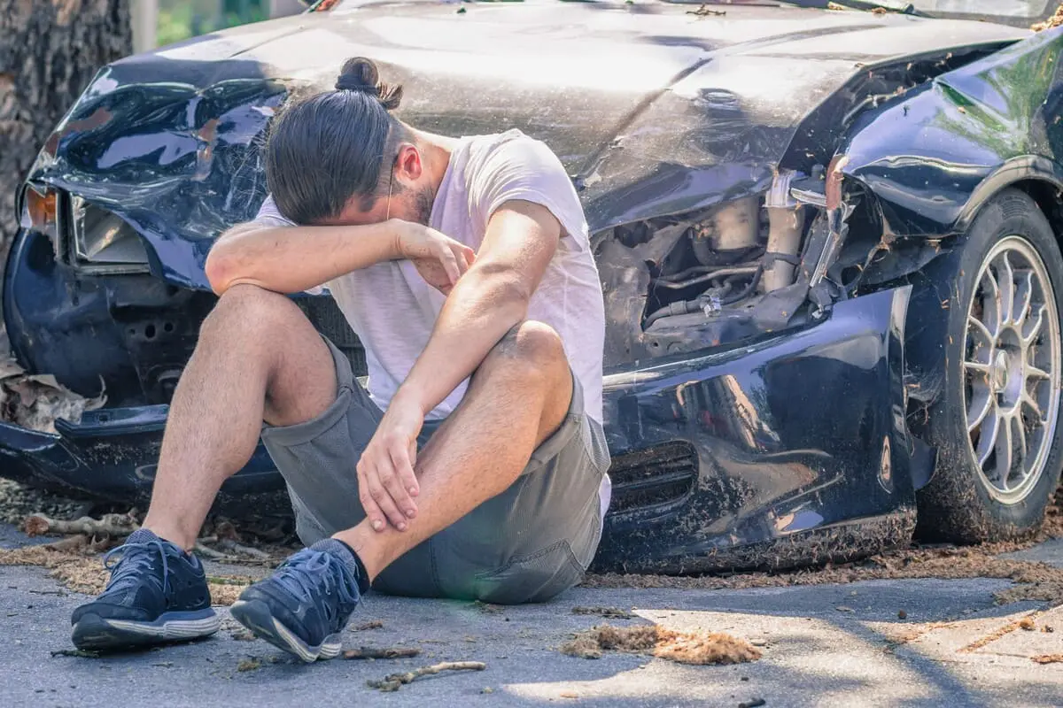 incidente auto, uomo disperato