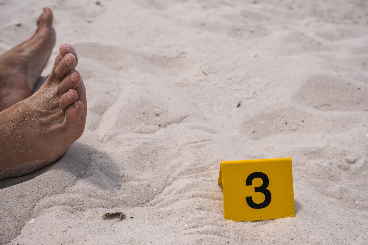 Giallo in spiaggia: trovato cadavere con ferite da taglio