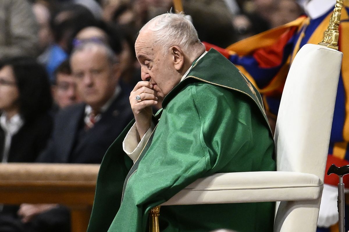 Papa Francesco, grave affaticamento: non riesce a leggere l’omelia