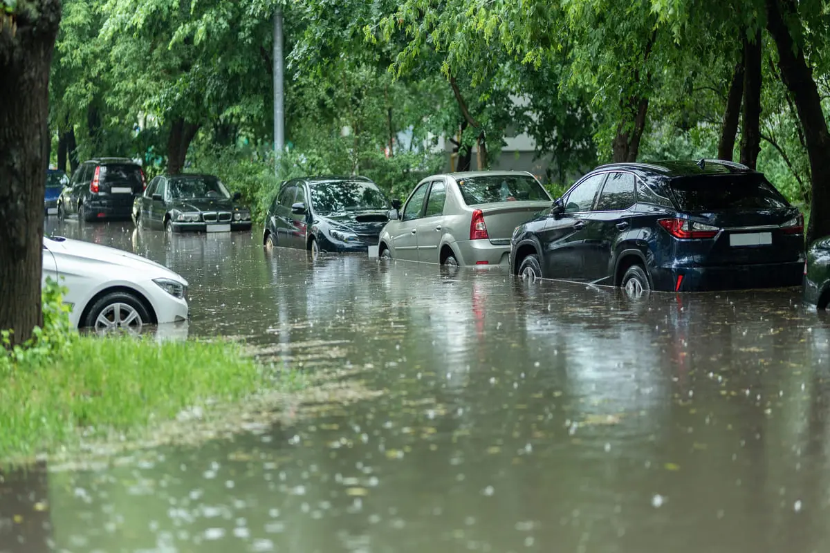 alluvione con macchine sotto l'acqua