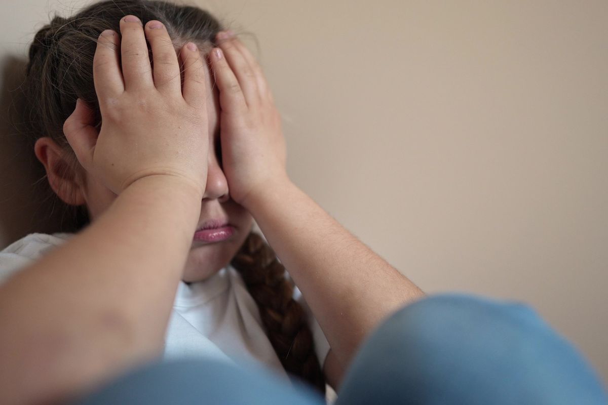 Bambina violentata dal patrigno, shock: cosa era obbligata a fare