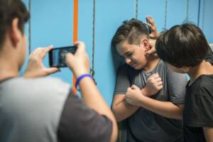 ragazzo vittima di bullismo a scuola