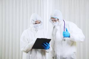 medici con mascherine e camice contro epidemia