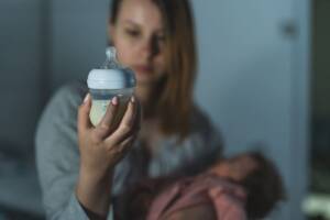 mamma depressa con neonato