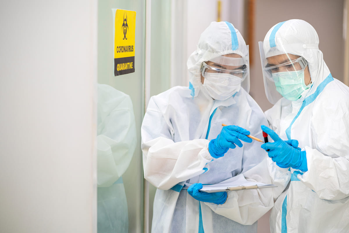 medici indossano delle tute contro l'epidemia