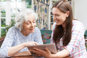 nipote giovane insegna anziana nonna tecnologia