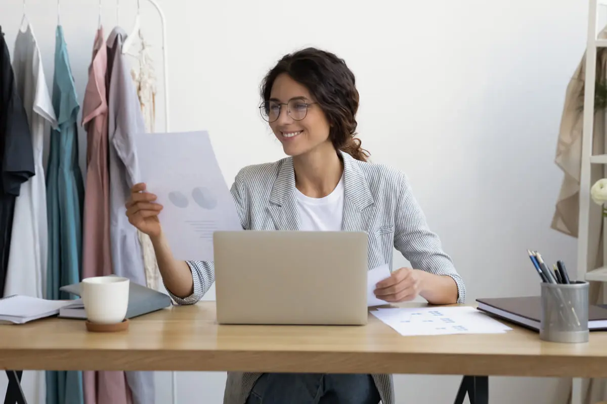 impiegata felice report lavoro occhiali