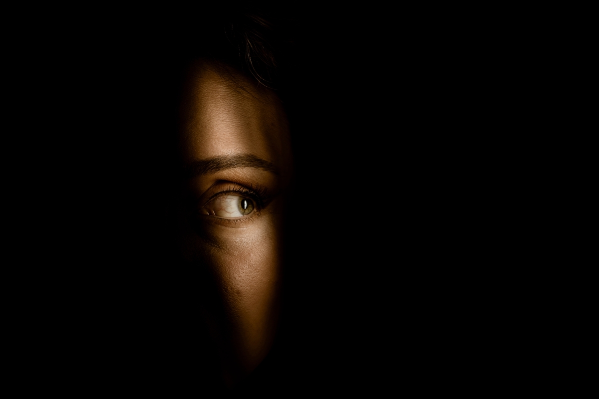 donna spia al buio