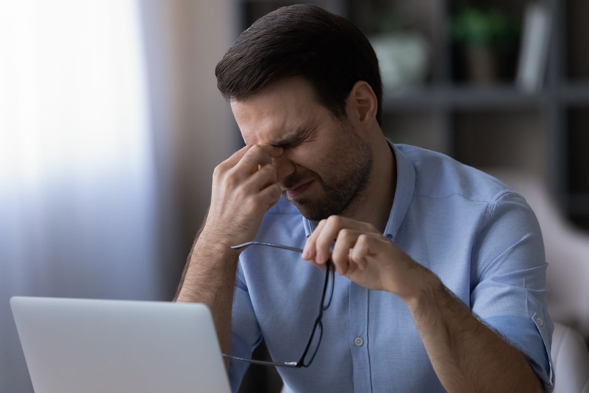 Uomo stressato a lavoro in fase di burnout